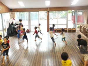 プールのこどもたち
